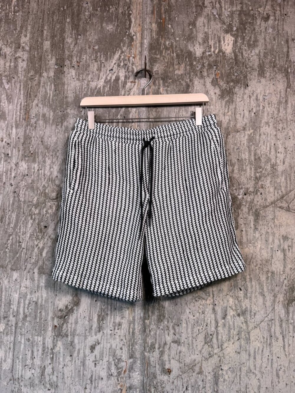REASON Men's Textured Knit Short Size M in Black/White